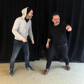 Deux comédiens des Batteurs de Pavés en répétition à la Chaux-de-Fonds. [RTS - Deborah Sohlbank]