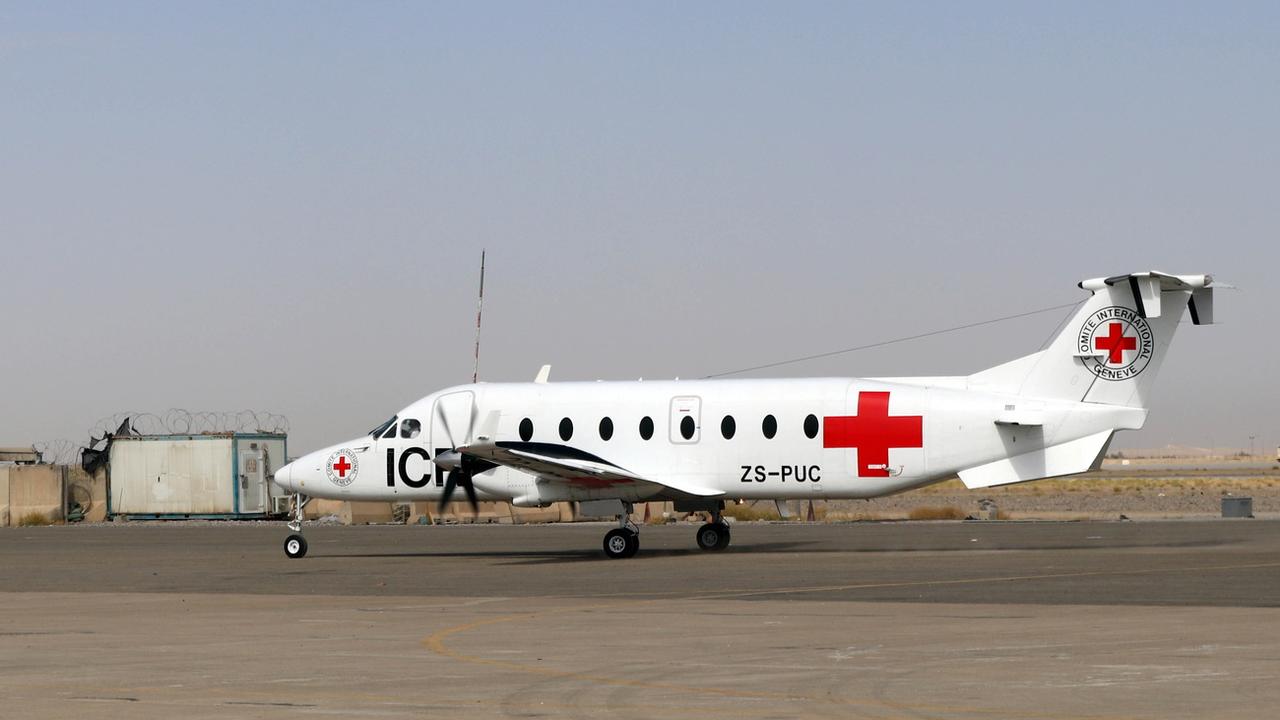 Un avion du CICR sur le tarmac de l'aéroport de Kandahar, en Afghanistan, le 5 septembre 2021. [Keystone]