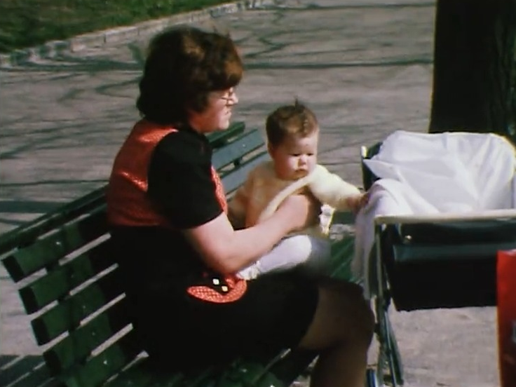 Une maman en balade en 1975. [RTS]