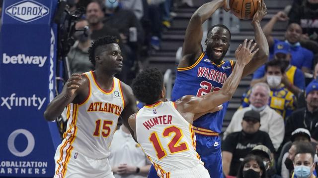 Clint Capela, impuissant face aux GSW. [AP - Jeff Chiu]