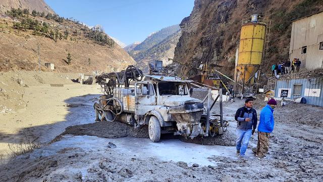 Au moins trois personnes ont été tuées et 150 portées disparues après la crue d'une rivière dans le nord de l'Inde, provoquée dimanche par la rupture d'un glacier dans l'Himalaya. [KEYSTONE - AP]