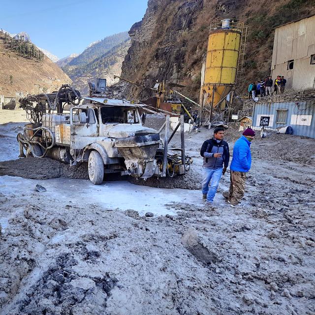 Au moins trois personnes ont été tuées et 150 portées disparues après la crue d'une rivière dans le nord de l'Inde, provoquée dimanche par la rupture d'un glacier dans l'Himalaya. [KEYSTONE - AP]