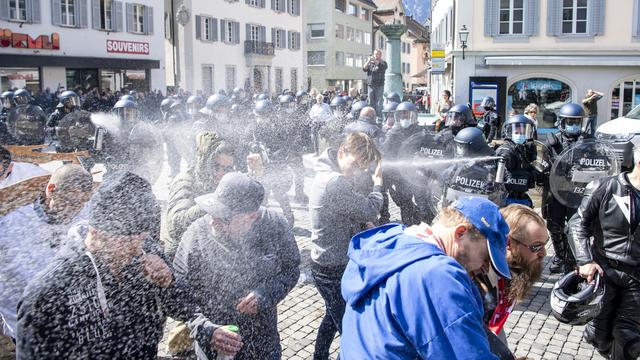 La police disperse de manifestants à Altdorf. [Keystone - Urs Flueeler]