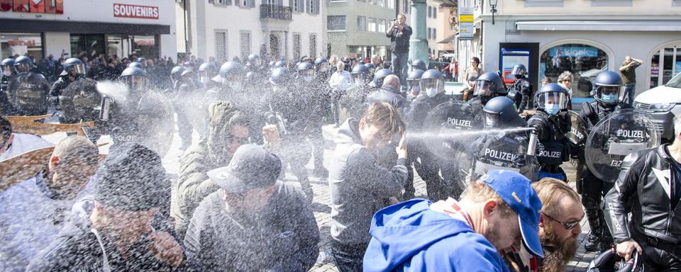 La police disperse de manifestants à Altdorf. [Keystone - Urs Flueeler]