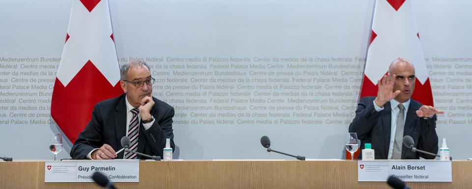 Alain Berset et Guy Parmelin au moment d'annoncer l'extension du pass Covid, le 8 septembre 2021. [Keystone - Marcel Bieri]