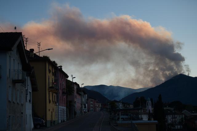 Le feu de forêt dans le val Canobbina, en Italie. [Ti-Press/Keystone - Alessandro Crinari]