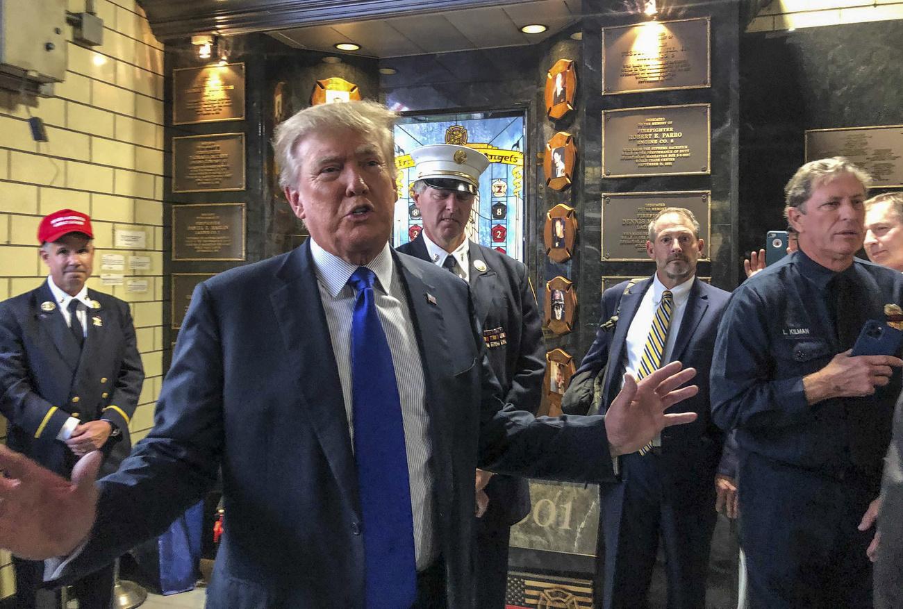 Donald Trump en visite dans une caserne de pompiers de Manhattan. [AP/Keystone - Jill Colvin]