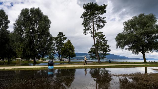 L'eau stagnante sur la plage d'Yverdon-les-Bains, à la suite des intempéries. [KEYSTONE - Jean-Christophe Bott]