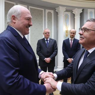 La rencontre entre Alexandre Loukachenko (à gauche) et René Fasel fait polémique. [EPA - NIKOLAI PETROV]