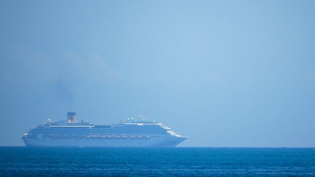 Le bateau de croisière Costa Favolosa au large de la côte de Miami Beach, le 26 mars 2020. [Getty Images/AFP - Cliff Hawkins]