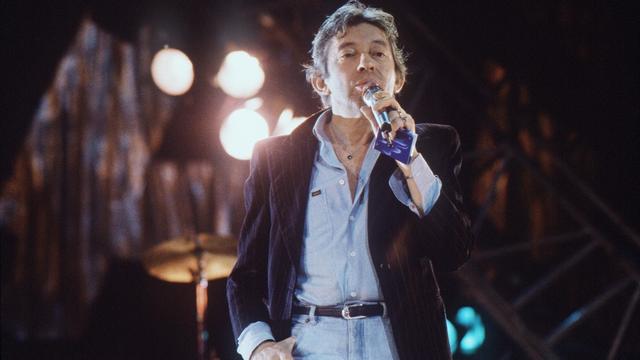 Le chanteur et compositeur français Serge Gainsbourg à la télévision, le 4 novembre 1985. [AFP - PASCAL GEORGE]