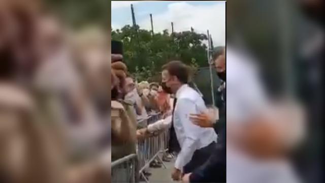 Emmanuel Macron a été giflé par un homme lors d'un déplacement à Tain-l'Hermitage (Drôme). [Twitter AlexpLille - Capture d'écran]