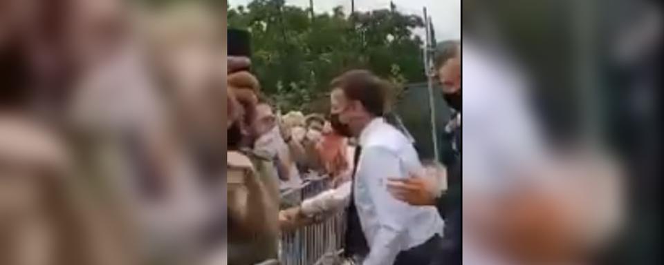 Emmanuel Macron a été giflé par un homme lors d'un déplacement à Tain-l'Hermitage (Drôme). [Twitter AlexpLille - Capture d'écran]