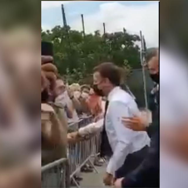 Emmanuel Macron a été giflé par un homme lors d'un déplacement à Tain-l'Hermitage (Drôme). [Twitter AlexpLille - Capture d'écran]