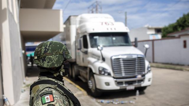 Quelque 600 migrants issus de douze pays d'Amérique centrale, mais aussi africains et du sous-continent indien, ont été secourus au Mexique, a indiqué samedi l'institut national de migration (INM). Ils voyageaient entassés dans les conteneurs de deux camions. [KEYSTONE - FELIX MARQUEZ]