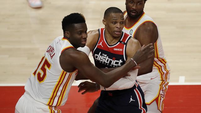 Clint Capela (à gauche) au marquage de l'intenable Russel Westbrook (au centre). [Ben Margot]