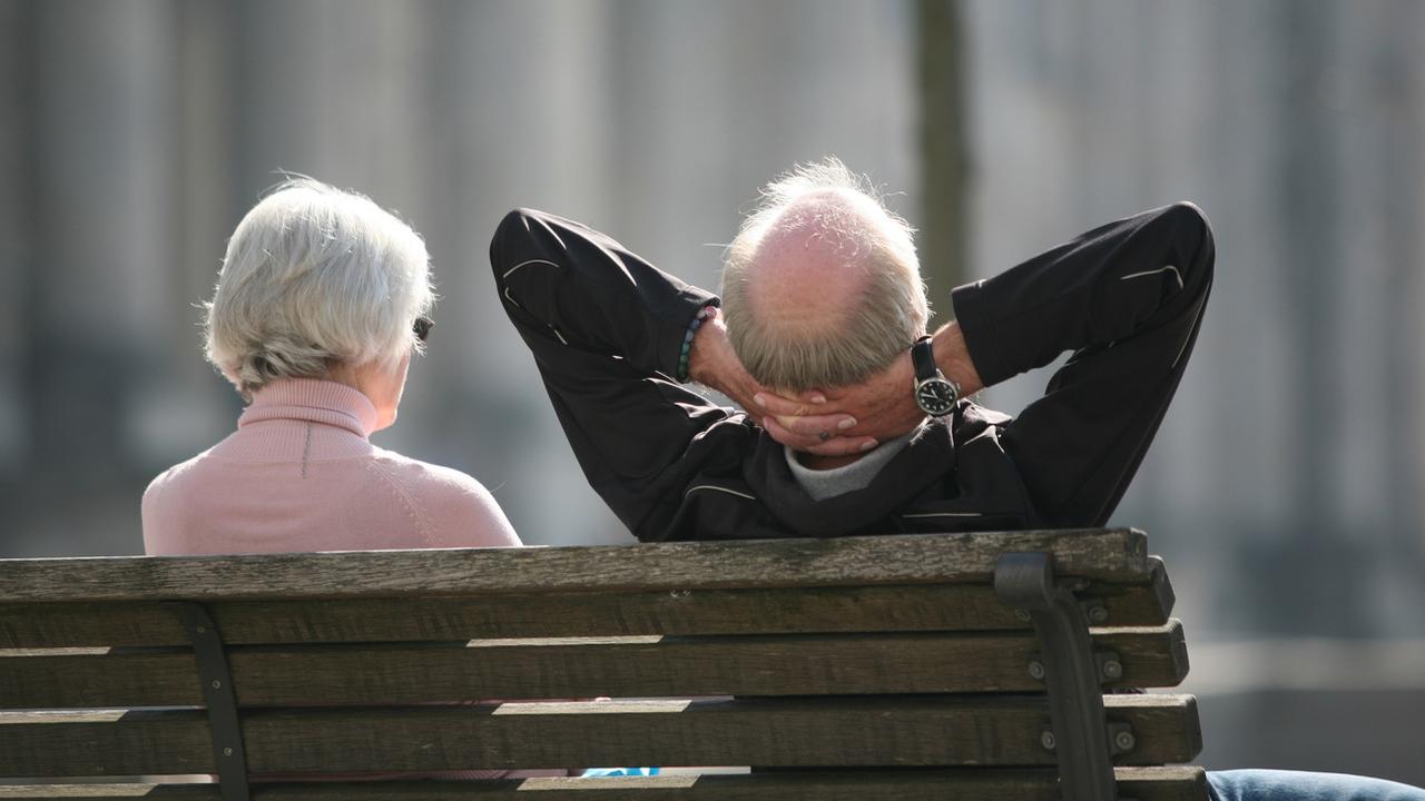 Deux retraités sur un banc (image d'illustration). [Keystone - Stephan Scheuer]
