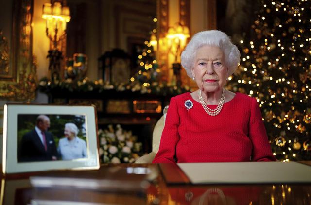 La reine Elizabeth II au moment de l'enregistrement de son message de Noël 2021, au Château de Windsor. [Keystone via AP - Victoria Jones/Pool]