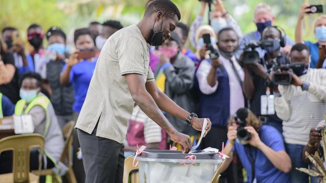 Bobi Wine défie le président sortant dans une élection tendue en Ouganda. [EPA - EPA/STR]