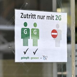 Une affiche de la règle des "2G" à Vienne. [APA/Keystone - Hans Punz]