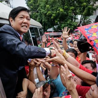 Ferdinand "Bongbong" Marcos Junior, fils et homonyme de l'ex-dictateur Ferdinand Marcos, a annoncé se présenter à l'élection présidentielle des Philippines de 2022 (image de 2017). [Keystone/epa - Mark R. Cristino]