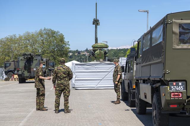 L'armée assure également un soutien logistique au sol et sur le lac et engage un bataillon sur le site de l'aéroport. [Keystone - Martial Trezzini]