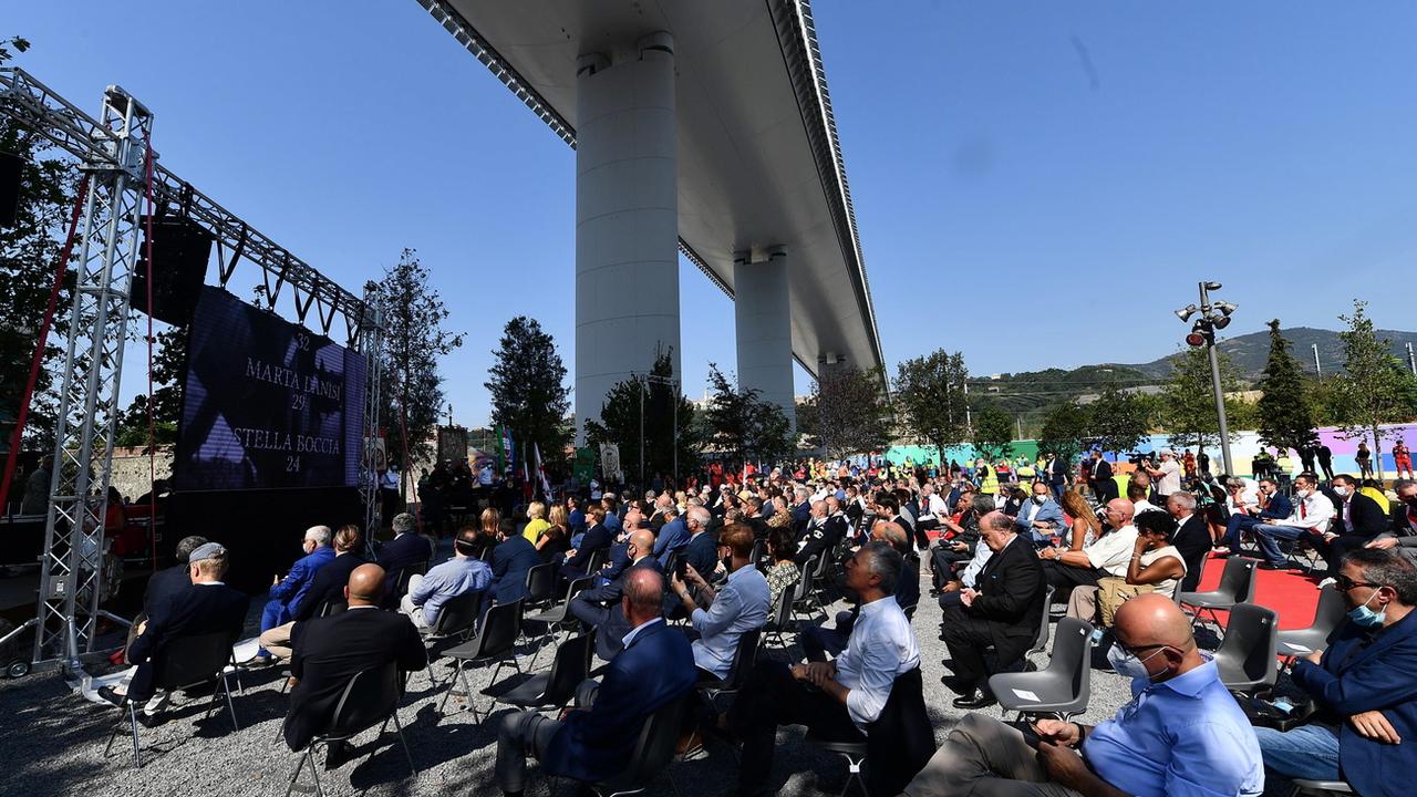 Une cérémonie en hommage aux victimes sous le nouveau pont traversant Gênes. [Keystone - EPA/Luca Zennaro]