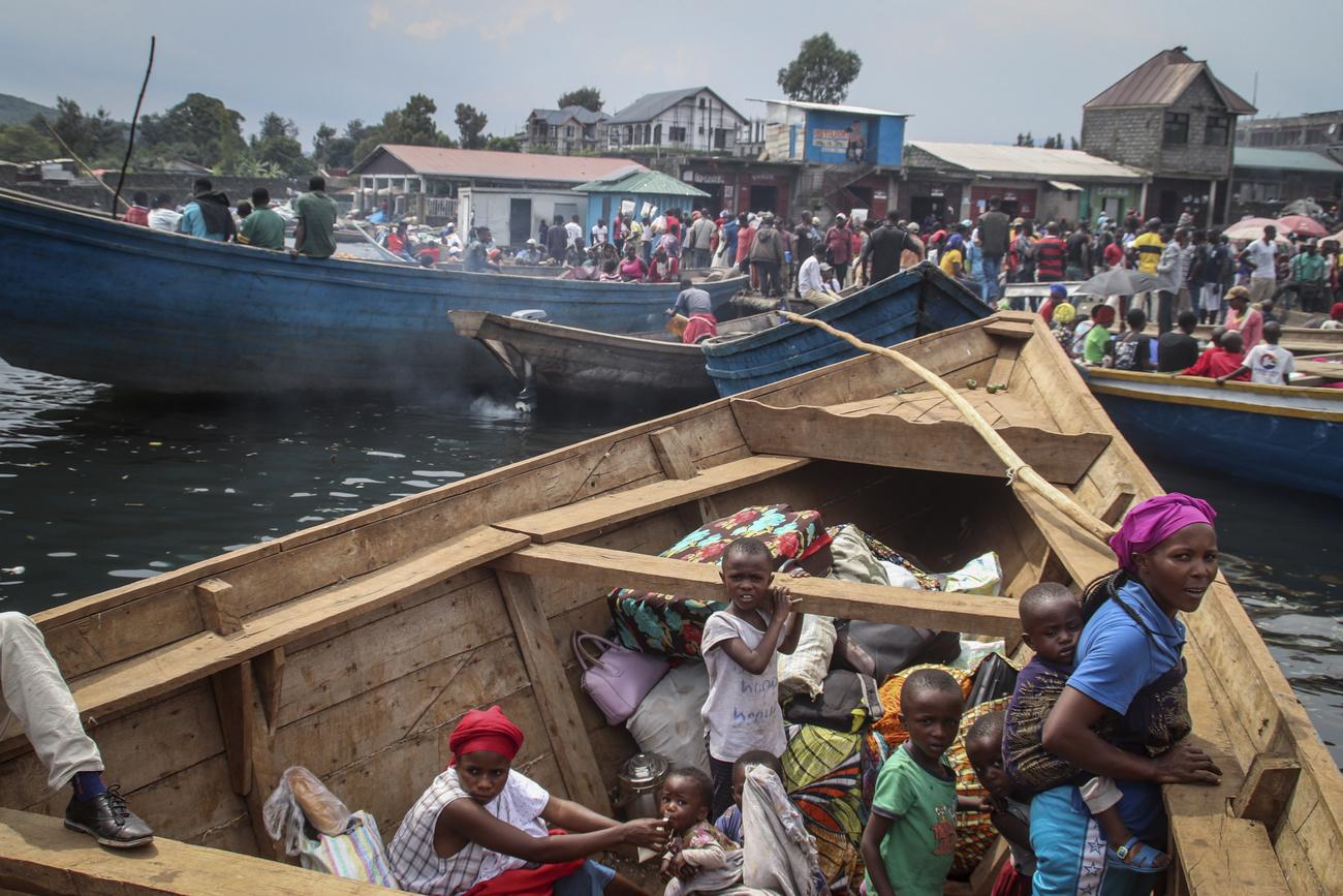 Des personnes fuient par bateau à travers le lac Kivu, en direction de la province du Sud Kivu. Port de Kituku, Goma, le 28 mai 2021. [Keystone/AP Photo - Justin Kabumba]