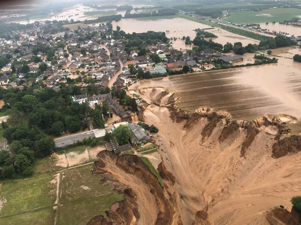 Un énorme glissement de terrain a emporté des terrains et des maisons à Erfstadt (D) le 15 juillet 2021. [AFP - EyePress]