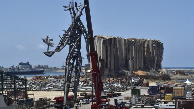 Monument érigé sur le port dévasté de Beyrouth, un an après l'explosion. [EPA/Keystone - Wael Hamzeh]