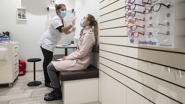 Un test Covid réalisé dans une pharmacie à Zurich le 19 octobre 2020. [Keystone - Ennio Leanza]