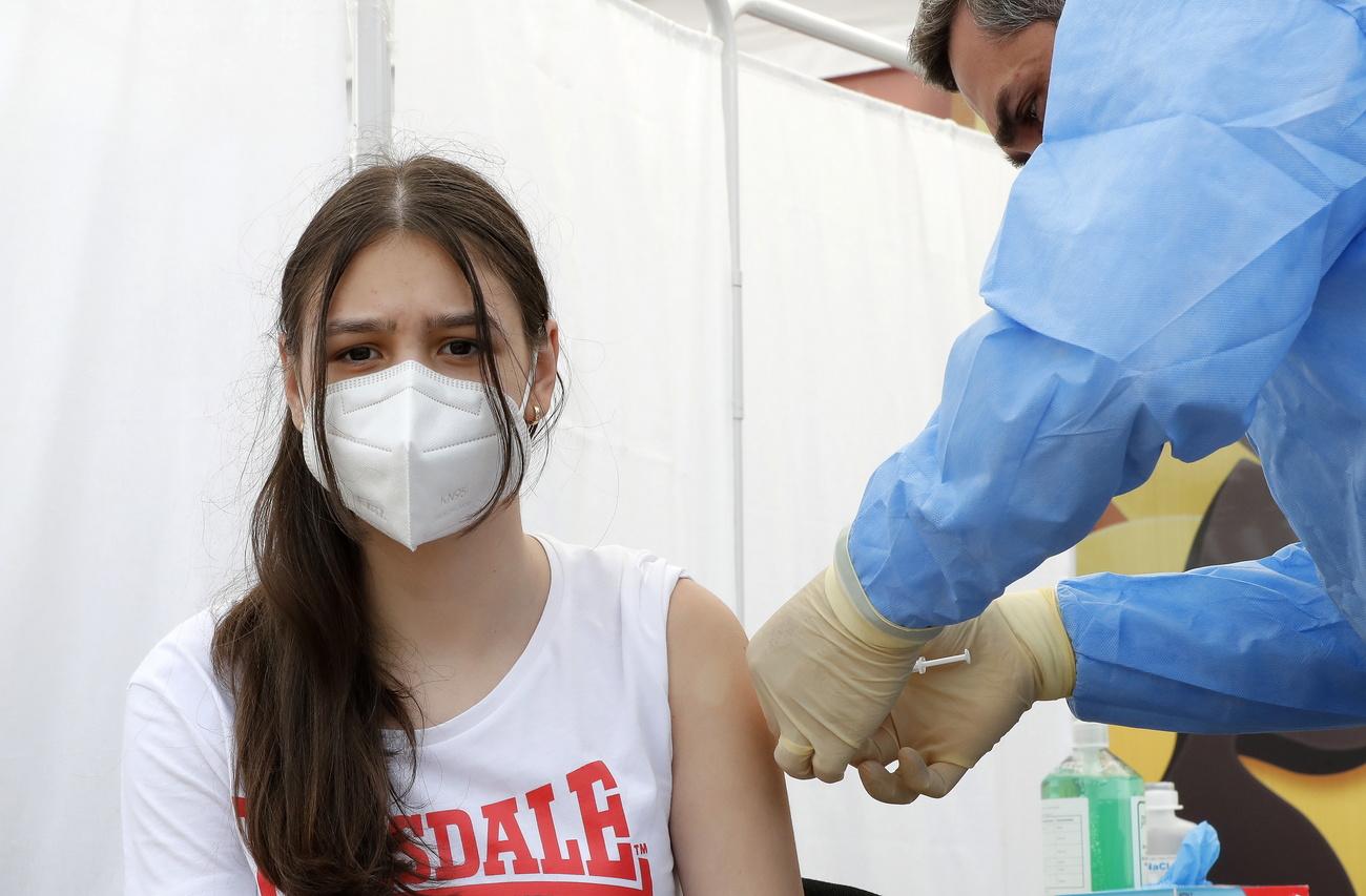 Une adolescente de 14 ans vaccinée en Roumanie. [Keystone - EPA/Robert Ghement]
