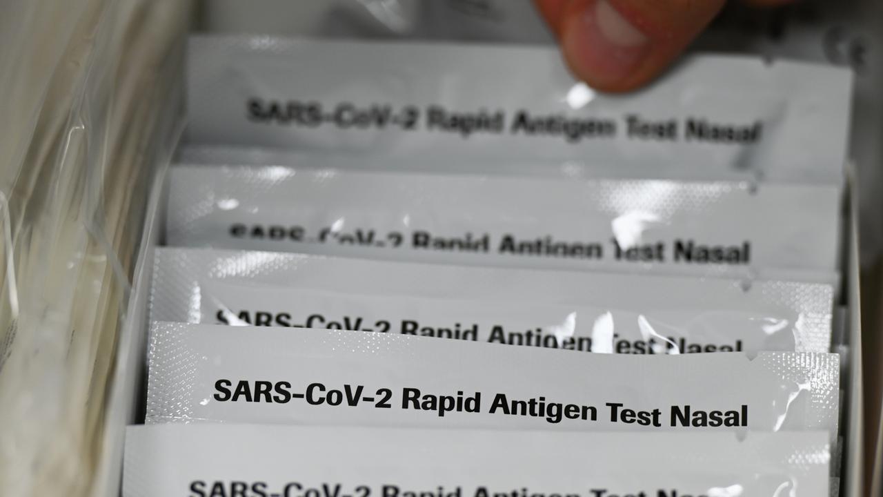 Cinq auto-tests gratuits par mois et par personne seront disponibles en pharmacie dès le 7 avril [DPA/Keystone - Arne Dedert]