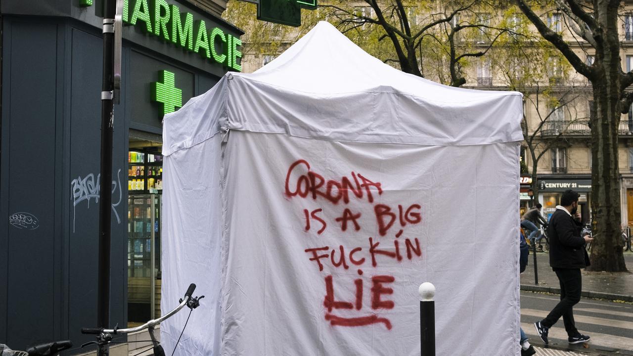 Un tag sur une tente de test antigénique dit "corona est un putain de MENSONGE", à Paris, en décembre 2020 [AFP - Jeanne Fourneau / Hans Lucas]