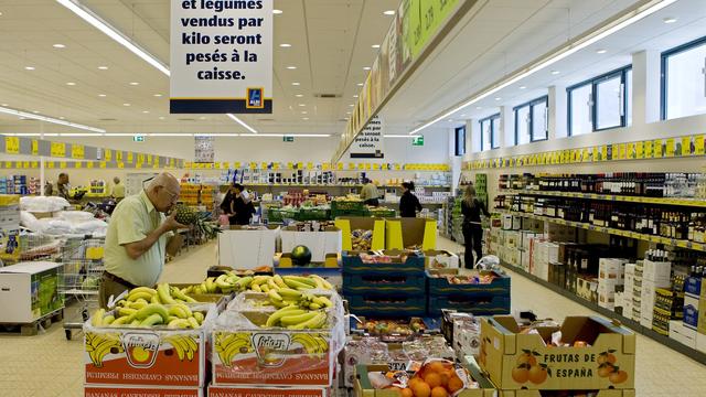 Le fruits distribués par Aldi sont pointés du doigt pour brouiller le rapport des consommateurs aux fruits de saison. [Keystone - Jean-Christophe Bott]