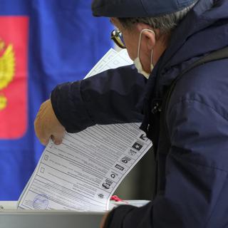 Un homme votant dans une bureau de vote à Saint-Pétersbourg le 18 septembre 2021. [AP Photo/Keystone - Dmitri Lovetsky]