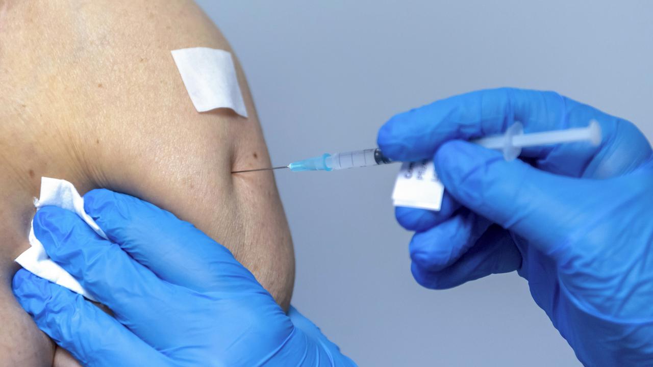 Injection d'une dose de vaccin contre le Covid-19 dans le centre de vaccination cantonal de Bâle-Ville. [KEYSTONE - Georgios Kefalas]