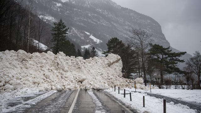 Une avalanche a recouvert la route reliant Seedorf à Bauen, dans le canton d'Uri. [Keystone - Urs Flueeler]