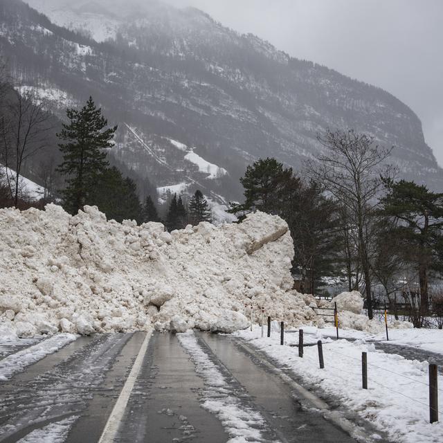 Une avalanche a recouvert la route reliant Seedorf à Bauen, dans le canton d'Uri. [Keystone - Urs Flueeler]