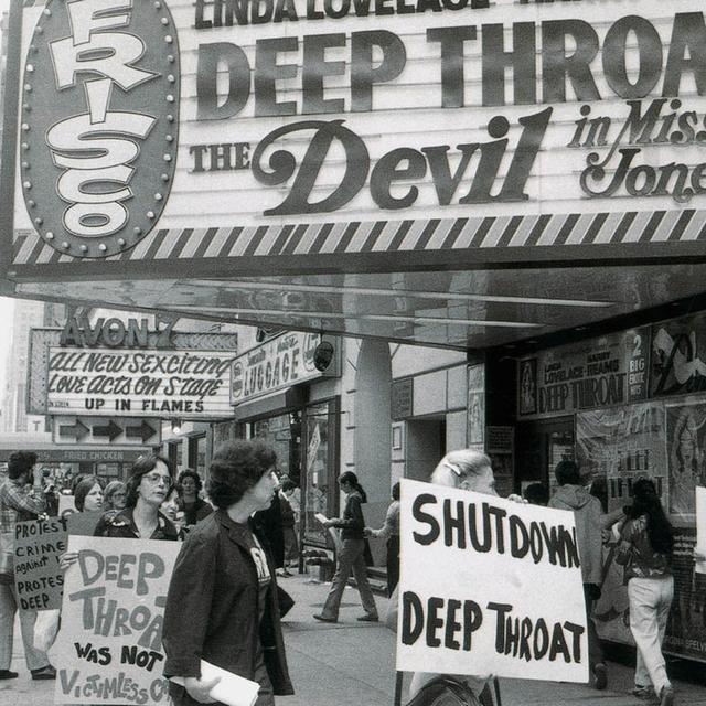 Sur cette photo non datée, des femmes protestent devant un cinéma de Times Square où est projeté le film pornographique "Gorge profonde", à New York. Avant de devenir le surnom de la source anonyme la plus célèbre du journalisme, "Gorge Profonde" a été la première expérience pornographique pour de nombreux spectateurs de cinéma grand public.