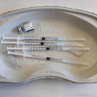 La Suisse a pu acheter trois millions de doses supplémentaires du vaccin anti-Covid-19 de Pfizer-BioNTech [Keystone - Jean-Christophe Bott]