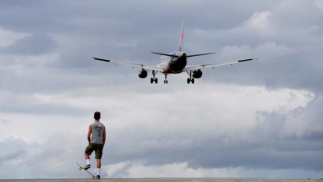 Un avion survole l'Australie, le 7 août 2020. [Keystone/EPA - Dave Hunt]