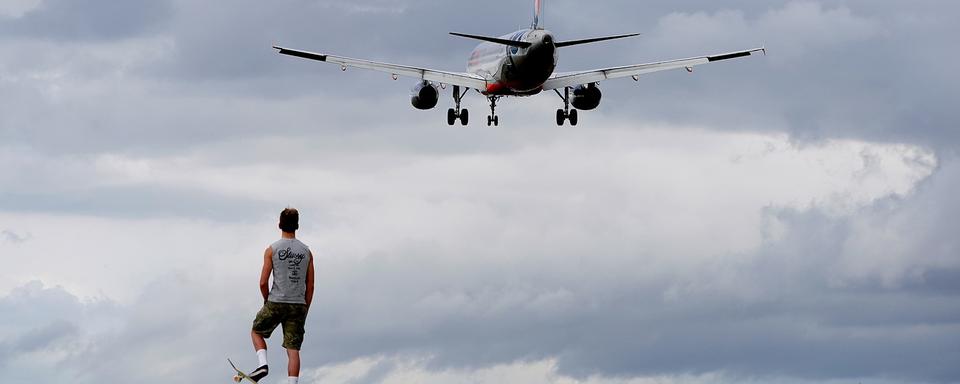 Un avion survole l'Australie, le 7 août 2020. [Keystone/EPA - Dave Hunt]