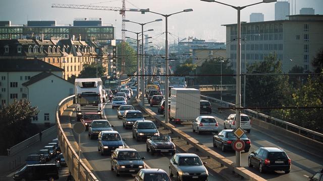 Le pont de Hardbrueke à Zurich, congestionné [KEYSTONE - GAETAN BALLY]