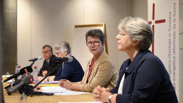 L'ancien président de l'Eglise évangélique réformée Gottfried Locher a porté atteinte à l'intégrité sexuelle, spirituelle et psychologique d'une ancienne collaboratrice, reconnaît mercredi la commission d'enquête temporaire. Les abus de tous types sont manifestes. [KEYSTONE - ANTHONY ANEX]