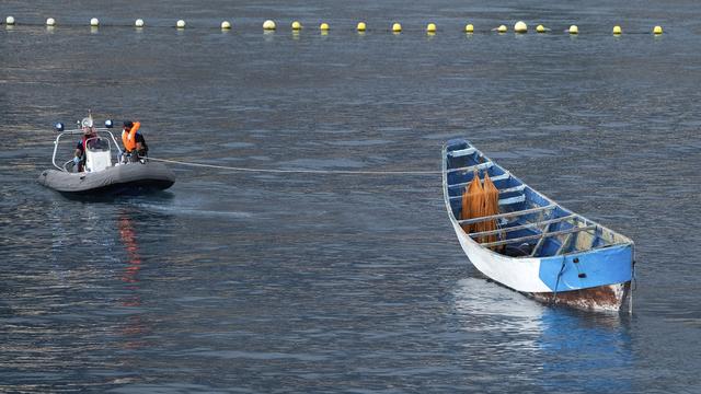 En avril dernier, la marine espagnole avait retrouvé cette embarcation au large de l’île de Tenerife, avec les dépouilles de 24 migrants à bord. [afp - Andres Gutierrez]