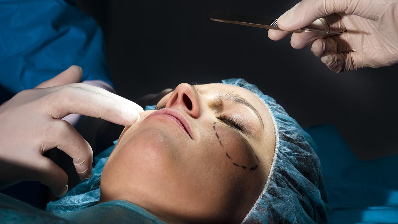 Une opération de chirurgie esthétique réalisée en Suisse ou à l’étranger peut mal finir. [Depositphotos - stefanolunardi]