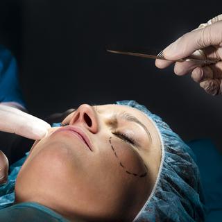 Une opération de chirurgie esthétique réalisée en Suisse ou à l’étranger peut mal finir. [Depositphotos - stefanolunardi]