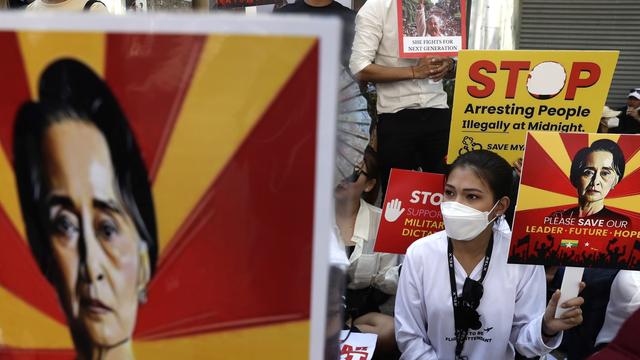 Des manifestants avec des pancartes à l'effigie de la cheffe du gouvernement déchue Aung San Suu Kyi, le 14 février 2021 à Rangoun en Birmanie. [EPA/Keystone - Lynn Bo bo]