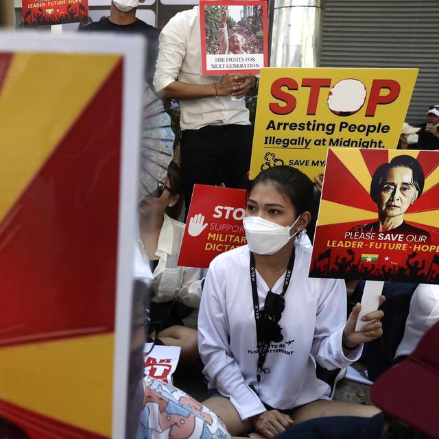 Des manifestants avec des pancartes à l'effigie de la cheffe du gouvernement déchue Aung San Suu Kyi, le 14 février 2021 à Rangoun en Birmanie. [EPA/Keystone - Lynn Bo bo]